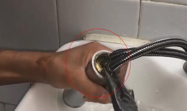 衛生間臺盆水龍頭拆卸圖解，6張步驟大圖帶你全程拆卸！