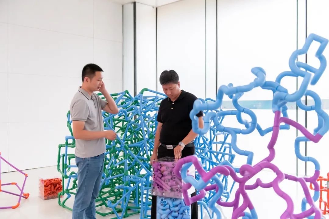 來(lái)雙奧館看龍勝管在“Colourful Cube”的藝術(shù)美學(xué)吧! 來(lái)雙奧館看龍勝管在“Colourful Cube”的藝術(shù)美學(xué)吧!